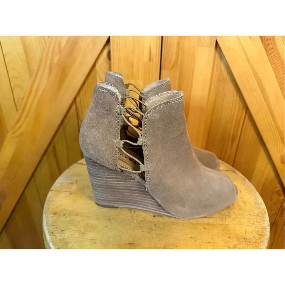 Lucky Brand Reevas peep-toe suede wedge ankle booties brown 6.5M